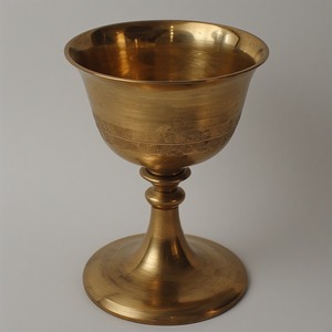 Élégant verre à vin d'église en argent avec surface martelée fabriqué à la main par des artisans qualifiés conçu pour les cérémonies sacrées - Product Image 5