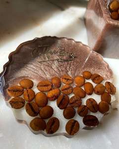 Sous-verre en résine épaisse offrant un soutien fiable pour les boissons chaudes, préservant efficacement la qualité de la surface de la table - Product Image 5