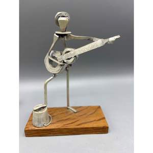 Escultura de metal hecha a mano con acabado antiguo adecuado para interiores de granja y decoraciones tradicionales para el hogar - Product Image 1