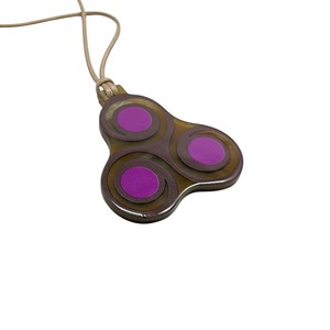 Pendentif en corne fait main DTJ avec placage laqué, forme ovale, style tendance, cadeau d'anniversaire pour femme - Product Image 3