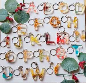 Hecho a mano resina única letra llavero personalizado A Z inicial regalo - Product Image 1