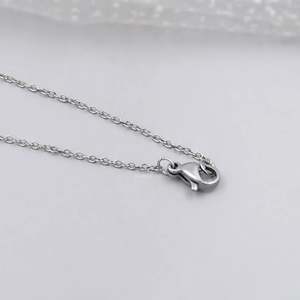 Collier élégant avec pendentif en émeraude certifiée IGI, cadre moderne et diamants, collection de colliers - Product Image 3