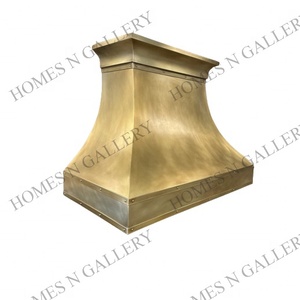 Hotte de cuisine murale de style luxe doré, faite à la main, avec rivets et sangles en laiton, en acier inoxydable brossé - Product Image 1