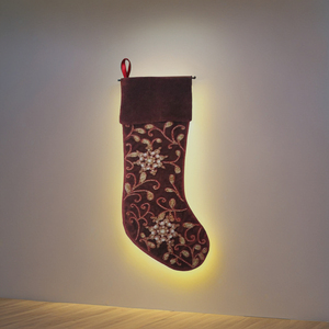 Sac cadeau de vacances personnalisé bas de Noël en velours vert avec broderie de renne doré et de flocon de neige à la main - Product Image 4