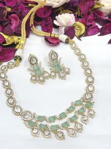 Impresionante collar de novia chapado en oro de calidad premium con aretes a juego para la colección de ropa de boda para mujeres. - Product Image 5