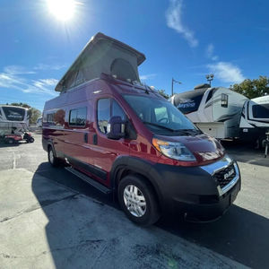 Camping-car familial de luxe d'occasion WINNEBAGO SOLIS 59PX 2025 Euro 5, 4-6 passagers, blanc avec sol en acrylique, idéal pour le camping - Product Image 1