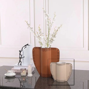 Vase blanc rond à double poignée latérale pour un décor élégant avec un long affichage d'événement parfait pour les mariages et le style de la maison - Product Image 2