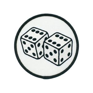 Patch brodé rond personnalisé en gros, motif dés, noir et blanc, thermocollant, pour vestes, chapeaux, accessoires vestimentaires, en vrac - Product Image 1