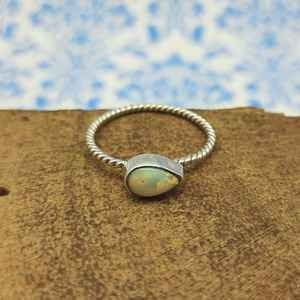 Fabricante al por mayor Anillos de plata 925 Forma de gota natural Piedra preciosa de ópalo Anillo de plata fina Joyería de diamantes de ley delicada - Product Image 1