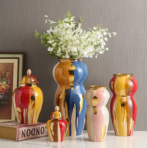 Jarrón de cerámica blanco con detalles geométricos dorados. Elegancia moderna. Disponible a precios de mayoreo. - Product Image 3