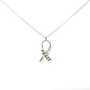 Collier en Or 14K et Argent Sterling 925 Plaqué Rhodium avec Ruban Gravé 'PEACE' et Pierres Principales en Zircon, Diamant et Perle, Livré en Boîte - Product Image 2