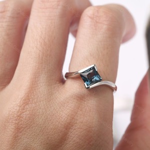 Anillo de Plata de Ley 925 con Diseño de Alas Neogóticas y Topacio Azul de 6mm, Anillo de Promesa Cristiana para Nacidos en Diciembre - Product Image 3