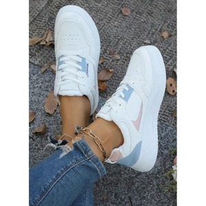 1 paio di scarpe da skateboard basse da donna, comode ed eleganti, con suola morbida e design casual. - Product Image 3