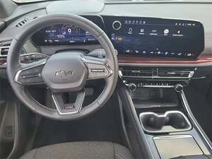 รถเชฟโรเลต ทราเวิร์ส ซี71 ปี 2024 ขับเคลื่อนสี่ล้อ พวงมาลัยซ้าย ล้อแม็ก R20 ภายในสีเข้ม เบาะผ้า เกียร์อัตโนมัติ รถ SUV 7 ที่นั่ง หลังคาซันรูฟ - Product Image 6