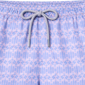 Shorts de bain recyclés pour hommes, bleu clair, motif abstrait, séchage rapide, avec taille élastique et poches à cordon - Product Image 3