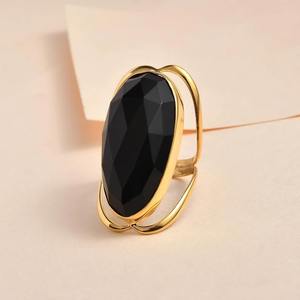 Bague en pierre précieuse d'onyx noir faite à la main Bijoux audacieux et minimalistes parfaits pour la méditation ou le travail et les cadeaux disponibles à la vente - Product Image 1