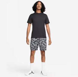 Camiseta deportiva negra de algodón 100% para hombre, manga corta con ajuste relajado y banda para el cuello acanalada - Product Image 4