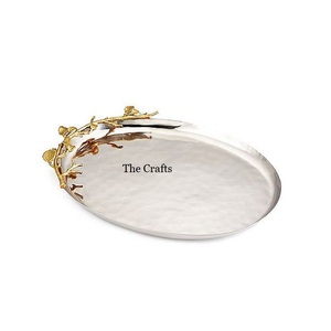 Bandeja para servir comida martillada de acero inoxidable de diseño maravilloso con mango de hoja de aluminio Bandeja de vajilla para restaurante - Product Image 1