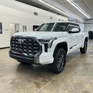 Camioneta pickup de gran tamaño 4x4 todoterreno 2024 de doble cabina con alta distancia al suelo, sin accidentes - Product Image 1