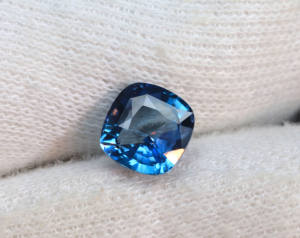 Pierre précieuse Alexandrite cultivée en laboratoire Forme coussin Alexandrite à facettes Pierre synthétique polie pour la fabrication de bijoux - Product Image 4