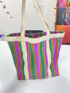 Bolsa de compras de nailon con cremallera reutilizable ecológica RPET bolsas de playa de plástico recicladas tejidas a rayas hechas en India - Product Image 4