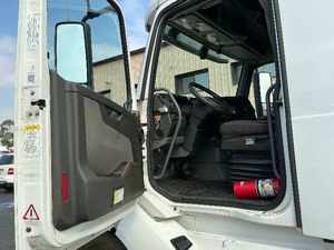 Envío Rápido, Camión Semirremolque Usado VNL64760 2022 con Cabina Dormitorio - Cabina Integral de 70 Pulgadas, 455HP, Automático de 12 Velocidades, Listo para Exportar a Todo el Mundo - Product Image 3
