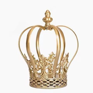 Moderna Corona Navideña de Metal Dorado para Decoración de Mesa, Directo de Fábrica, Colores y Tamaños Personalizables para Hogar, Oficina y Fiestas - Product Image 1