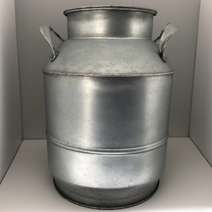 Bidon de lait galvanisé de style antique avec poignées solides, parfait pour la décoration rustique de la maison et du jardin. - Product Image 5