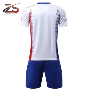 Diseño superior de alta calidad 2025 Diseño Premium Ropa deportiva de entrenamiento Uniformes de fútbol de manga corta fabricados en Pakistán - Product Image 2