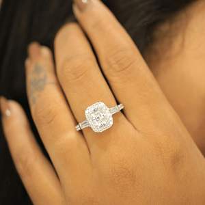 Anillo de Moissanita con Halo Radiante y Corte Baguette - Product Image 2