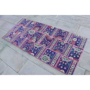 Alfombra Turca Vintage de 2.7x5.8 pies, Alfombra de Lana con Diseño a Cuadros en Rosa y Morado - Product Image 2