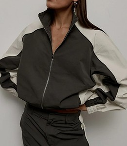 Chaqueta deportiva de concha suave acolchada con capucha y cuello levantado a la moda, impermeable, de lona, con logotipo frontal para deportes al aire libre - Product Image 1