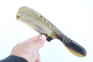Peine de Cuerno Natural Pulido a Mano de Lujo con Diseño de Amor, Peine Orgánico Desenredante para el Cuidado del Cabello, Barba y Bigote - Product Image 4