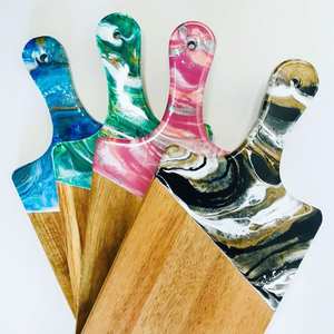 Planche à découper artistique en bois et en résine faite à la main avec un design abstrait idéal pour la présentation des aliments et l'affichage de la cuisine - Product Image 5