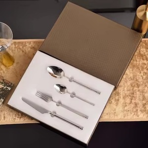 Juego de cubiertos negros elaborados con acero inoxidable pulido que ofrece comodidad y un aspecto premium. - Product Image 2