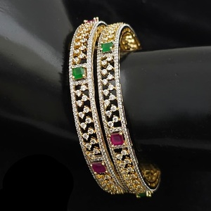 Moderno y moderno acabado en oro blanco con aspecto de piedras AD, cuatro juegos de brazaletes que se pueden abrir, brazaletes elegantes para mujer para ropa de boda - Product Image 1