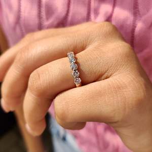 Anillo de Boda con Diamantes de Corte Redondo VS Clarity y Engaste Compartido, en Oro Amarillo Fino de 10k con Tecnología de Engaste para Promesas y Regalos - Product Image 3