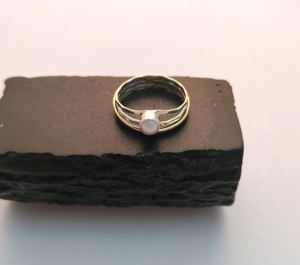 แหวนแต่งงานแบบเรียบง่ายทำจากเงินแท้925ประดับมุกน้ำจืดเพชรอัญมณีกลมขายส่งจากโรงงาน - Product Image 1