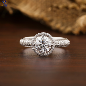 Anillo de Diamante de Corte Brillante Redondo de 1.425 TDW, Oro Blanco de 18k, Engaste Diagonal/Múltiples Hileras de Pavé, Diamante CVD/HPHT, Piedra de Laboratorio - Product Image 1