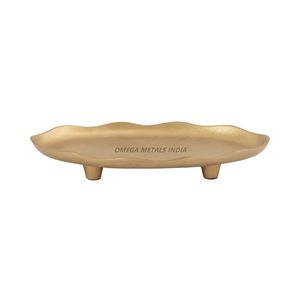 Plateau de service moderne en forme de vague dorée avec un design unique et des pieds robustes, parfait pour présenter des collations et des objets décoratifs - Product Image 1