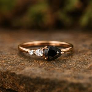 Anillo de Compromiso de Ónice Negro, Anillo de Piedra Negra con Corte de Pera, Anillo de Tres Piedras Chapado en Oro Rosa, Anillo Delicado Estilo Diamante Negro - Product Image 2