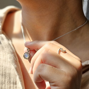 Pendentif de style religieux en argent léger fait à la main avec de jolis petits pendentifs à breloque élégants en pierre de lune pour cadeaux fabriqués en Inde - Product Image 1