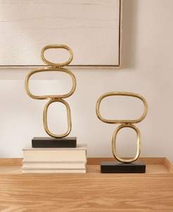 Sculpture d'art métallique de table haut de gamme conçue pour les intérieurs de luxe et les présentations artistiques à domicile - Product Image 1