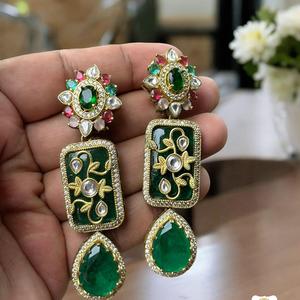 Boucles d'oreilles élégantes en cascade de diamants dorés brillants Bijoux en laiton à la mode pour les mariages de femmes Anniversaires Fête parfaite - Product Image 1