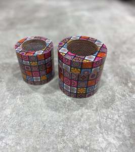 Brûleur à Bakhoor décoratif cylindrique à imprimé marocain coloré avec couvercle en maille pour parfumer la maison - Product Image 1