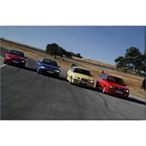 Impresión en lienzo de Fida con diseño de BMW M3 de cuatro colores en diferentes generaciones en una pista de carreras - Product Image 6