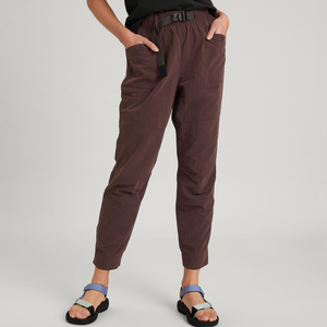Pantalon pour femme au profil lisse, conçu pour la mobilité quotidienne, avec un design raffiné et une présence moderne et légère. - Product Image 2
