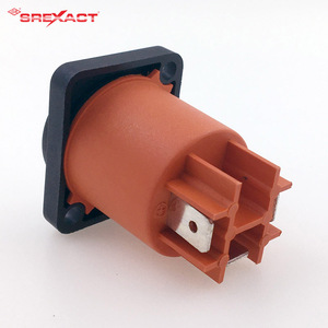 Conector True1 PowerCon de montaje en panel macho de 16A con clasificación IP65 resistente a la intemperie y duradero para eventos al aire libre - Product Image 3