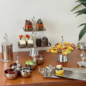 Las bandejas de servicio de metal preciosas martilladas a mano más exigentes para alimentos Mangos florales decorativos en blanco y negro - Product Image 2