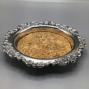 Posavasos para botellas de vino de metal pesado que ofrece un agarre firme y estable bajo las botellas, reduciendo deslizamientos, derrames y accidentes en interiores y exteriores. - Product Image 6